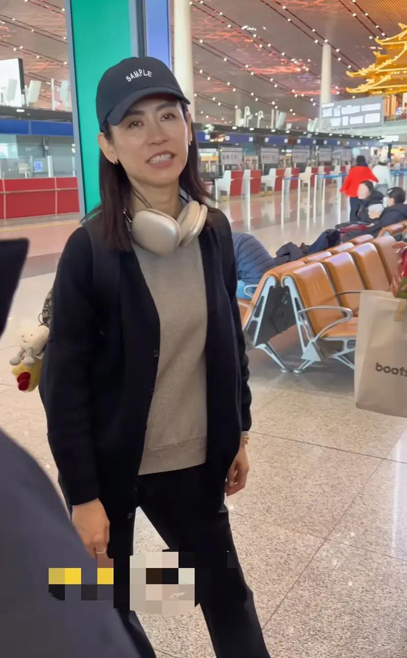 53岁宣萱0代言，她亏大了？香港狗仔拍到宣萱素颜买咖啡，穿59块T恤，手机