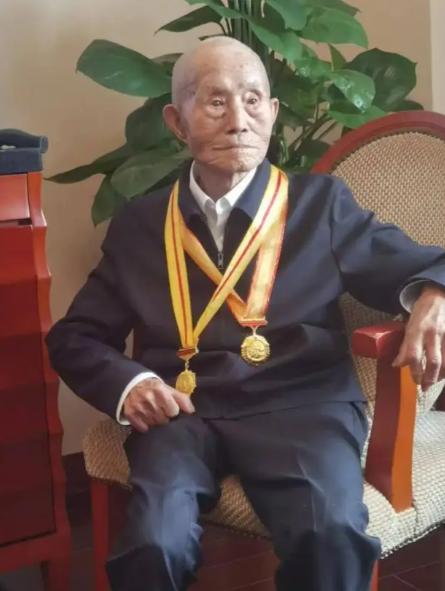1943年，刘吉祥奉命给前线运送80箱子弹，因仓库漆黑，他错将手榴弹当成子弹，没