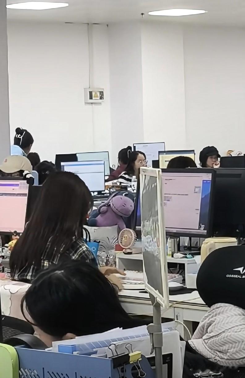 公司前三个月招进来的新员工郁闷了,小伙这个月刚转正,绩效就背了一个C。在做绩效面