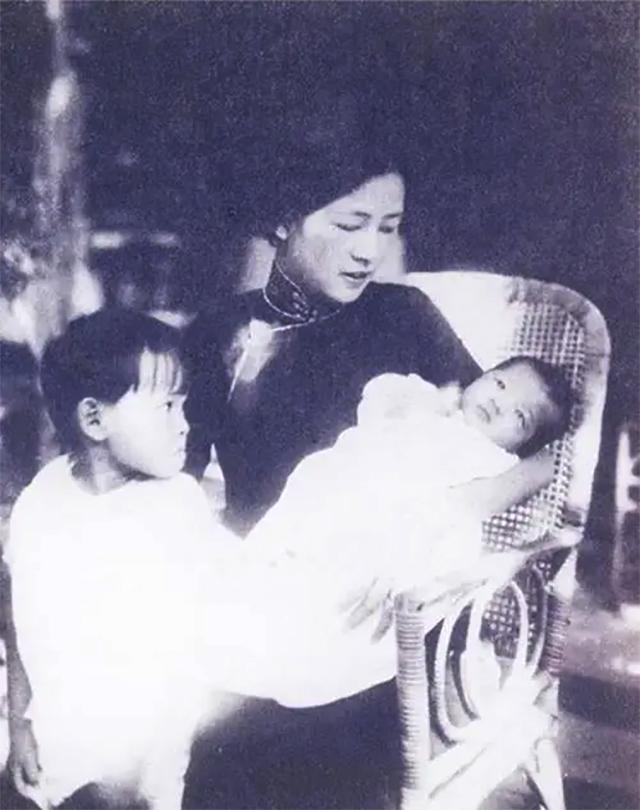 这张旧照定格在1932年北平北总布胡同三号，林徽因刚刚迎来她和梁思成的第二个孩子