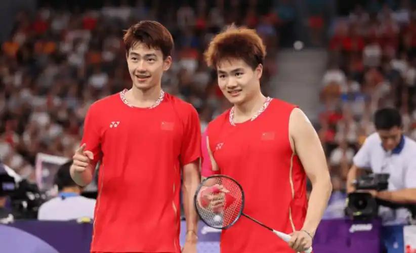 刚刚结束了一场羽毛球年终总决赛男双小组赛，男双世界排名第5的囯羽组合梁伟铿/王昶