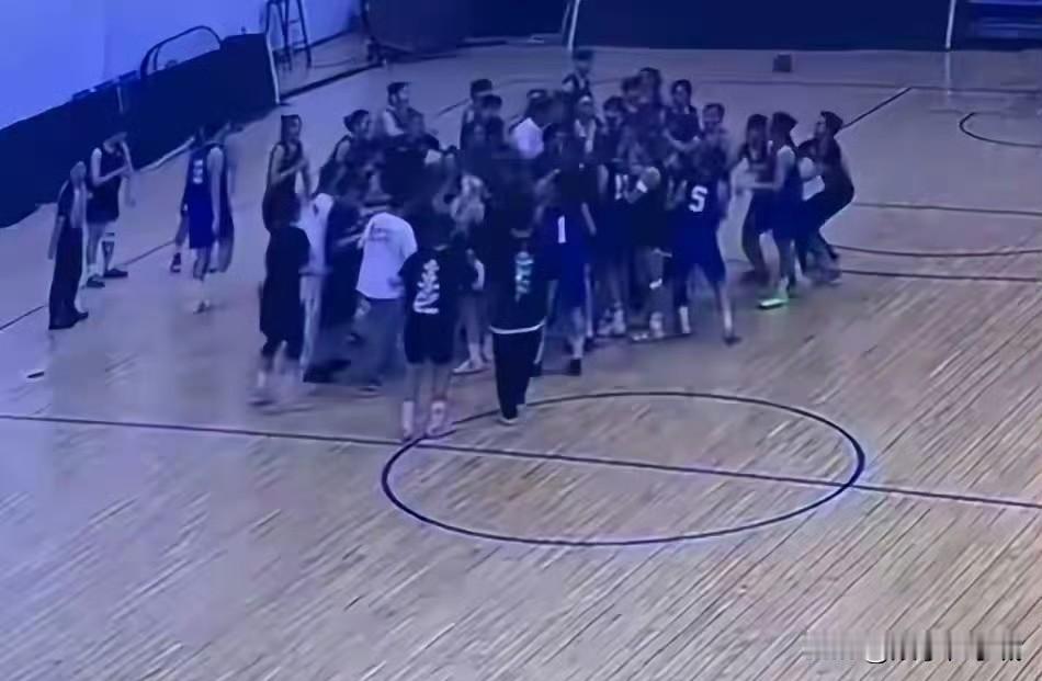 离谱！武汉女篮热身赛爆发群殴，教练带头追打球员，事后还开心复盘打架细节一场