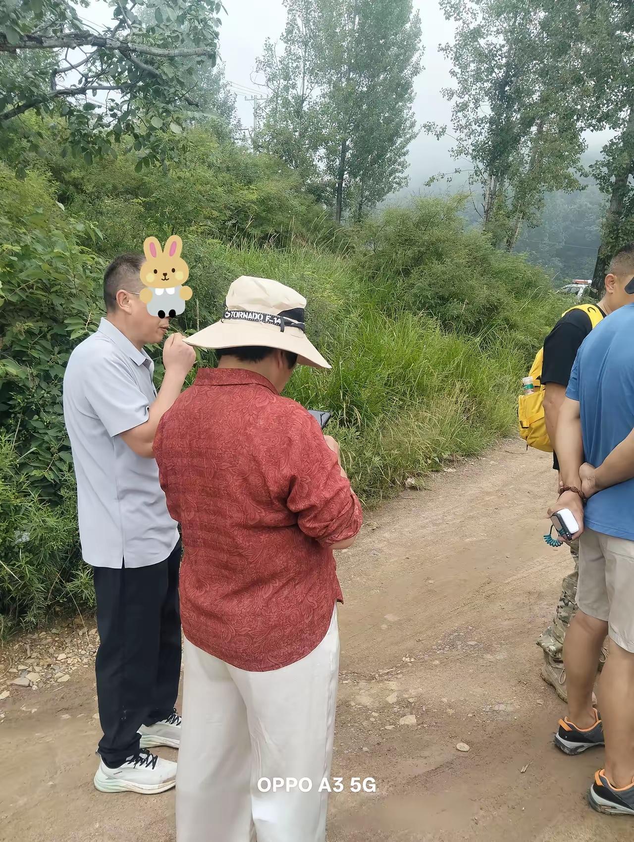 程梦圆的家人在山里参与寻找，她的妈妈、舅舅还有哥哥，和救援队一起，如今快十天了
