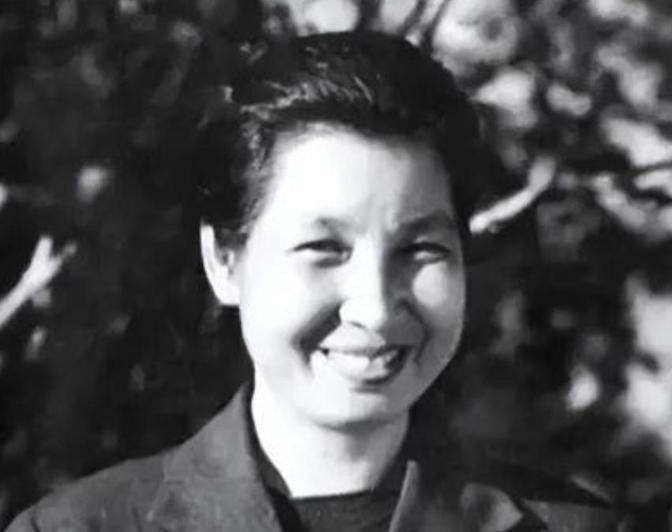 一天毛主席正在院子里烧水，只见一位漂亮的女红军轻轻绕到毛主席背后，猛然拍了一下毛