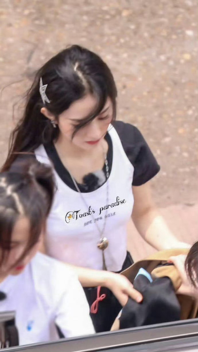 路人视角的赵丽颖，漂亮的像女大学生，谁看了不迷糊？​​​