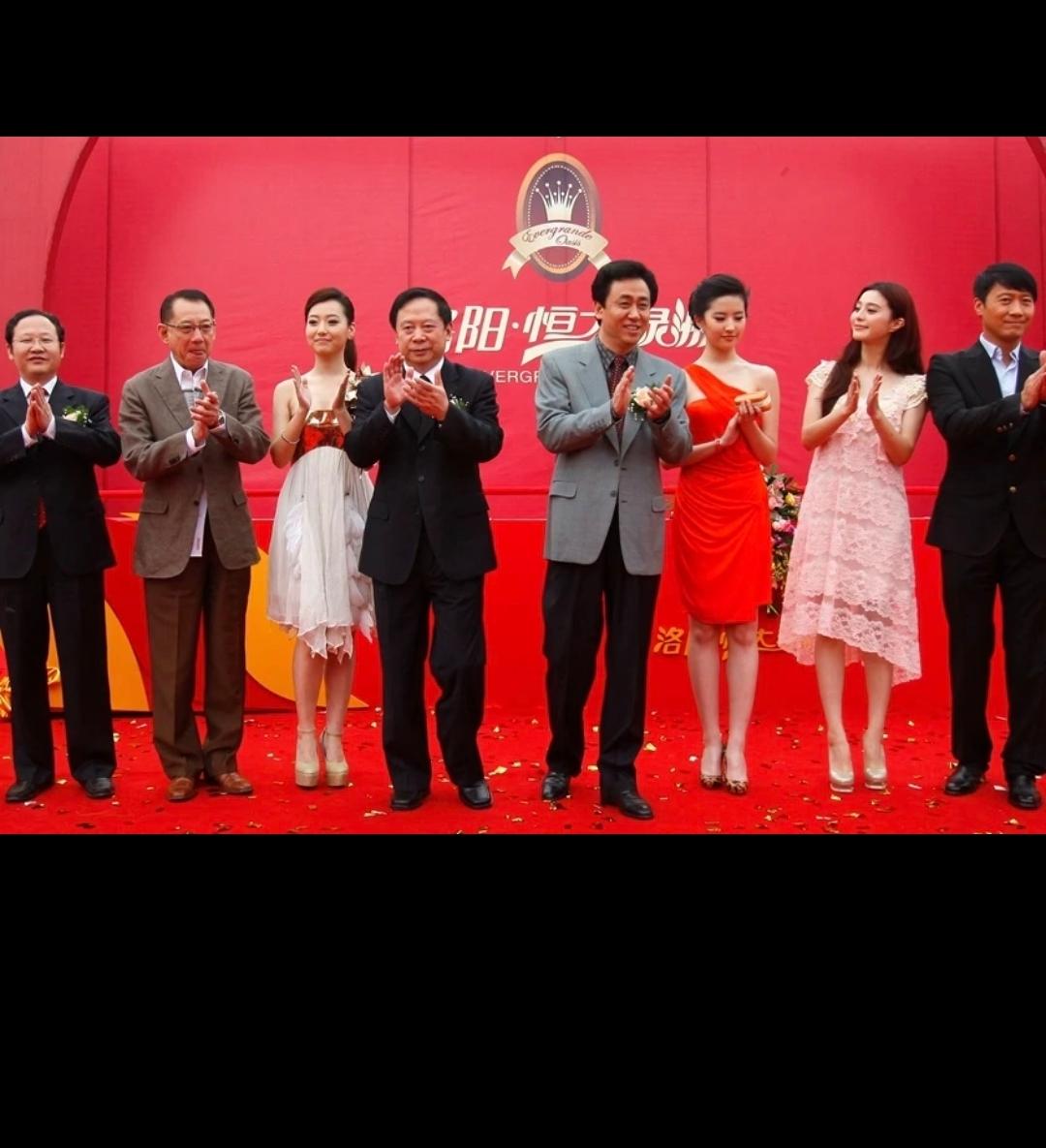 恒大鼎盛时期，在娱乐圈想请哪个明星也就是一个电话的事，这张照片里的可都是重量级人