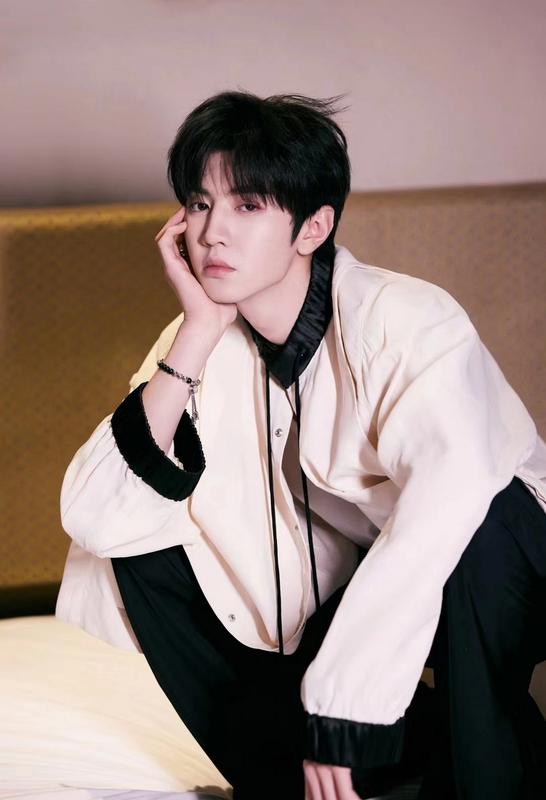 白鹿调侃陈哲远“951”引爆全网，这组数字密码背后藏着怎样的内娱互动新法则？2