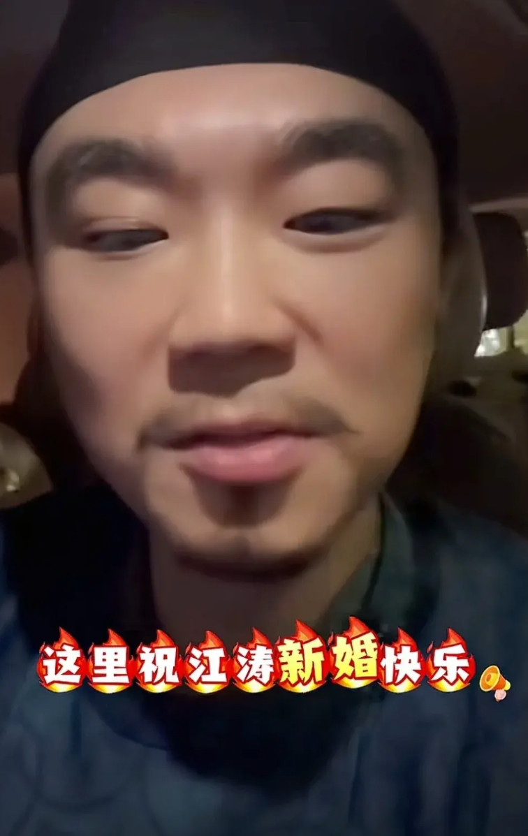 导演大鹏开播，没想到满公屏刷“姜涛”的名字，不回应是不行了。42岁网红姜涛刚