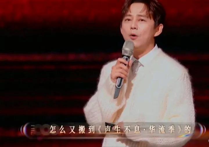 何炅手拿话筒的自信感，在声生不息节目已经延续了很久！从最开始的港乐季，到后来