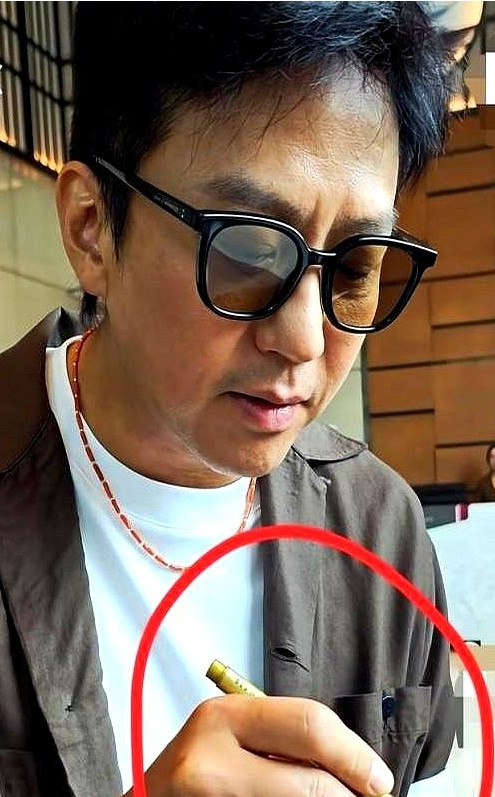 我一个在邓超身边工作过的化妆师朋友偷偷跟我说，她说邓超私下根本就不是电视上那样的