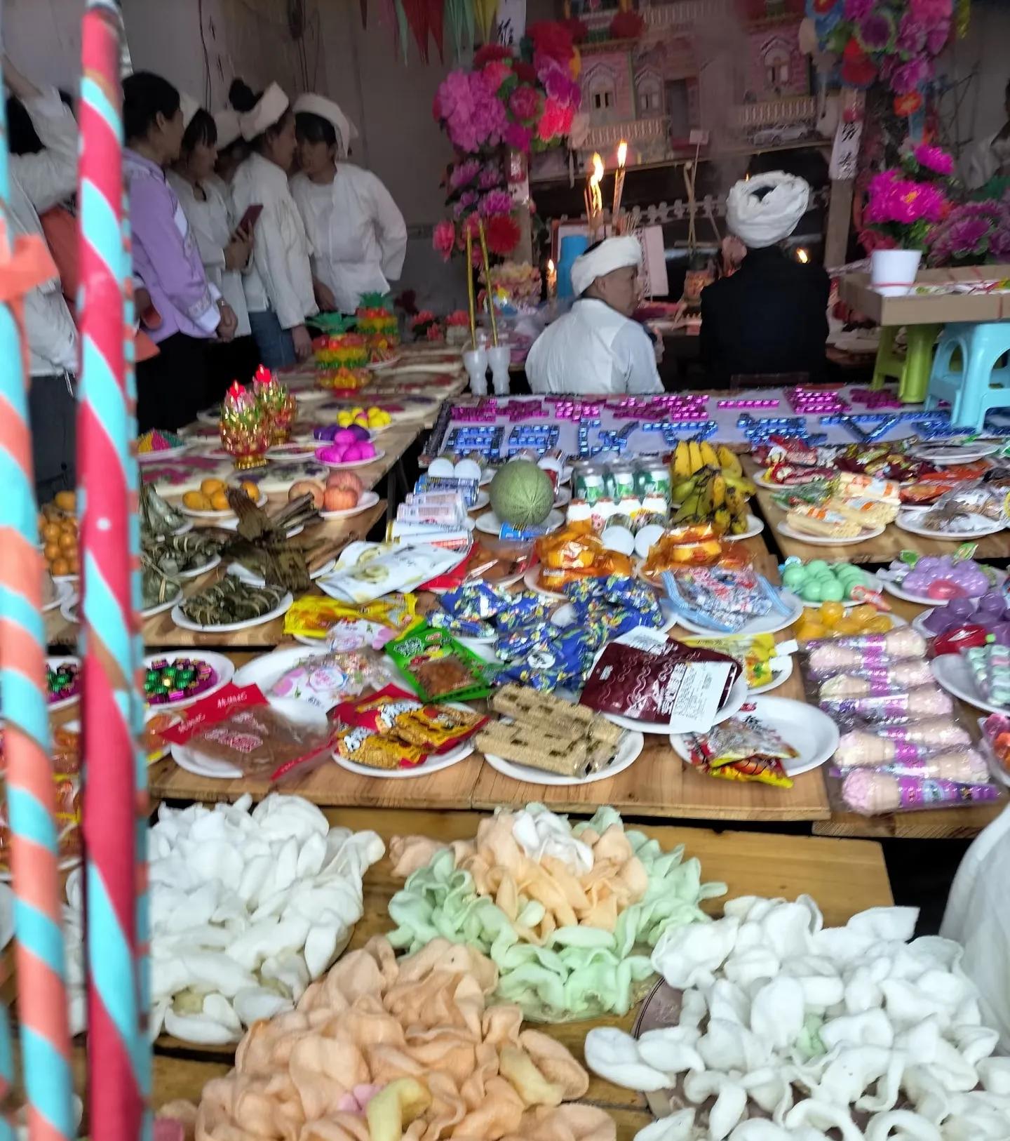 邻居婆婆去世，公婆只带了一百块去参加葬礼，我们一家四口也跟着去了。那天，