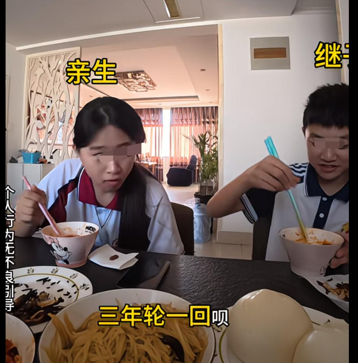 妈妈记录自己问亲生女儿和继子，以后谁给她养老？继子的回答倒显得正常，女儿的回答反