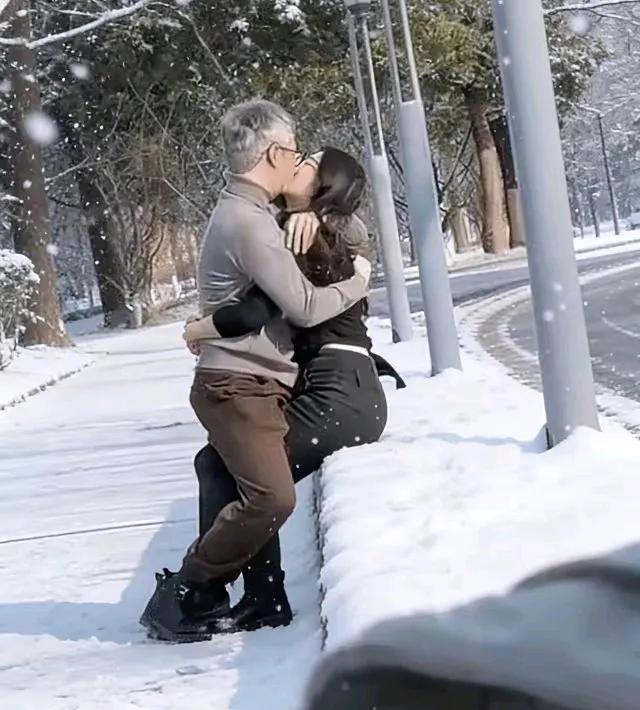 在爱情面前，天冷算什么，下雪又算什么。