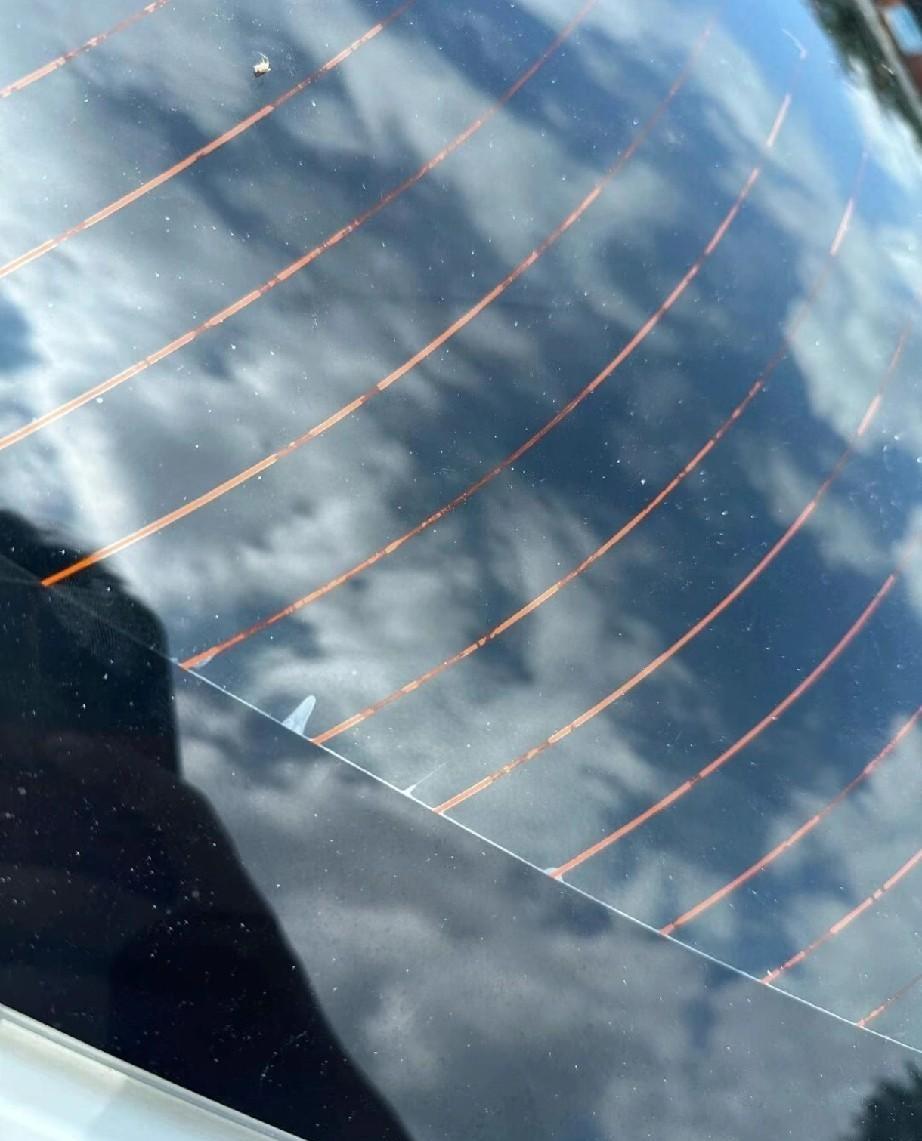 我今儿差点就当了大冤种！早上开车后玻璃雾蒙蒙一片，加热键按烂了也没反应。开去修理