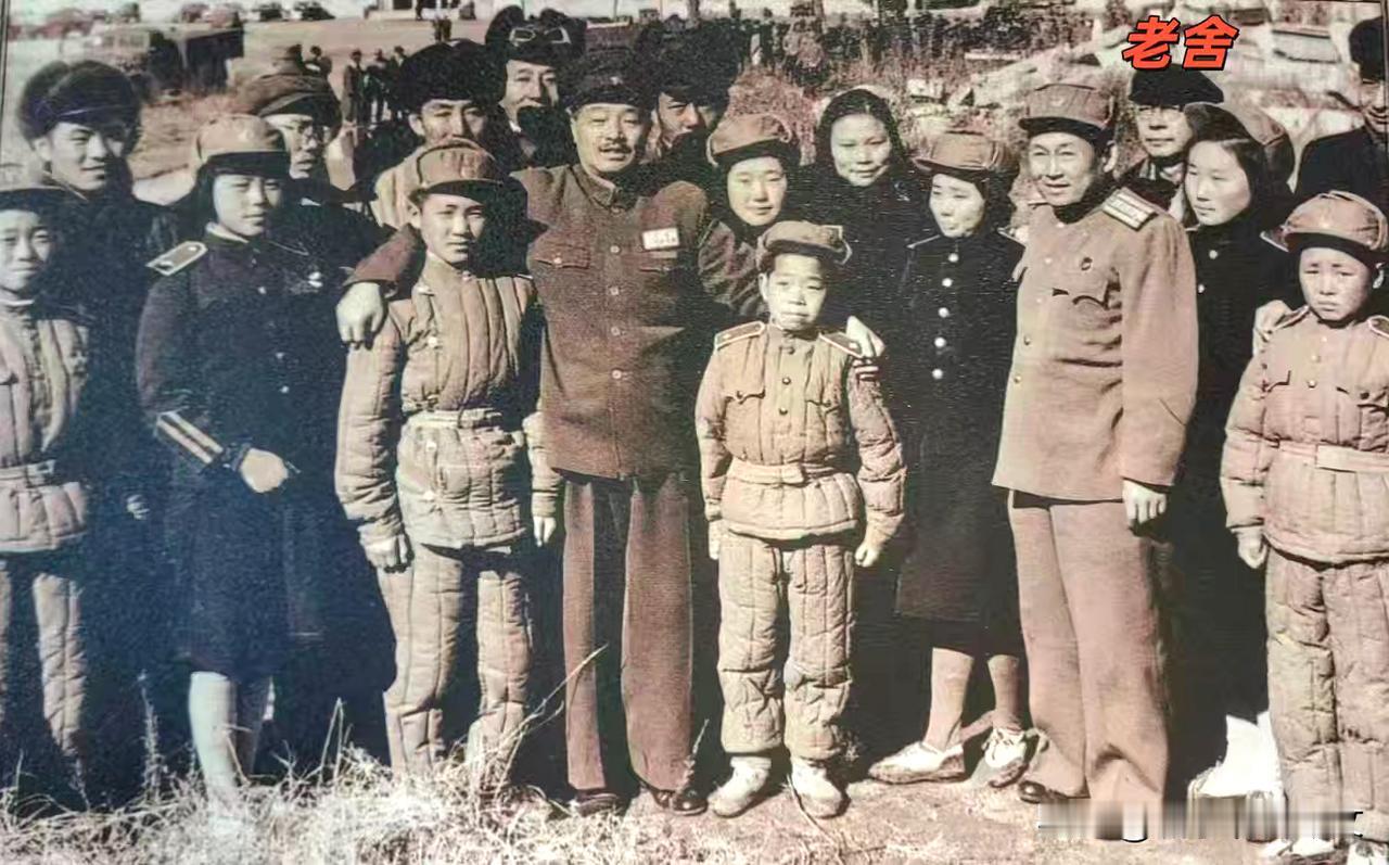 历史时光这是1953年人民艺术家老舍担任中国人民赴朝慰问团副总团长到朝鲜慰问。