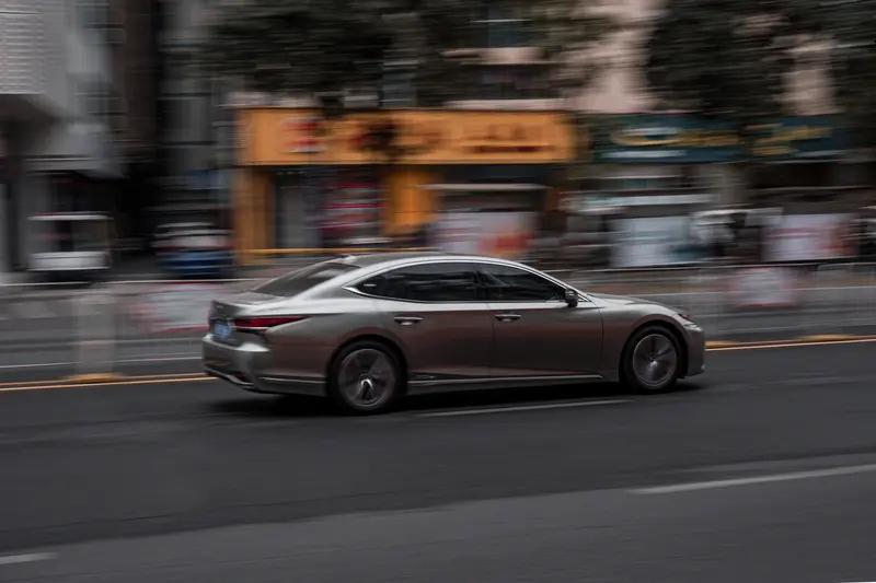 选雷克萨斯还是特斯拉，得从可靠性和保值率来看。从可靠性上，ConsumerR