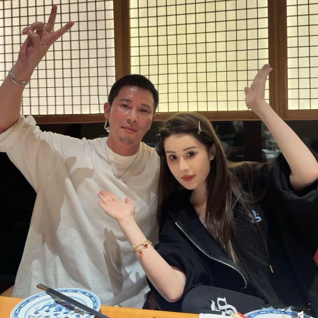 生图杀疯了！韦雪张馨予聚餐同框，无滤镜状态竟比精修还能打最近韦雪和张馨予凑