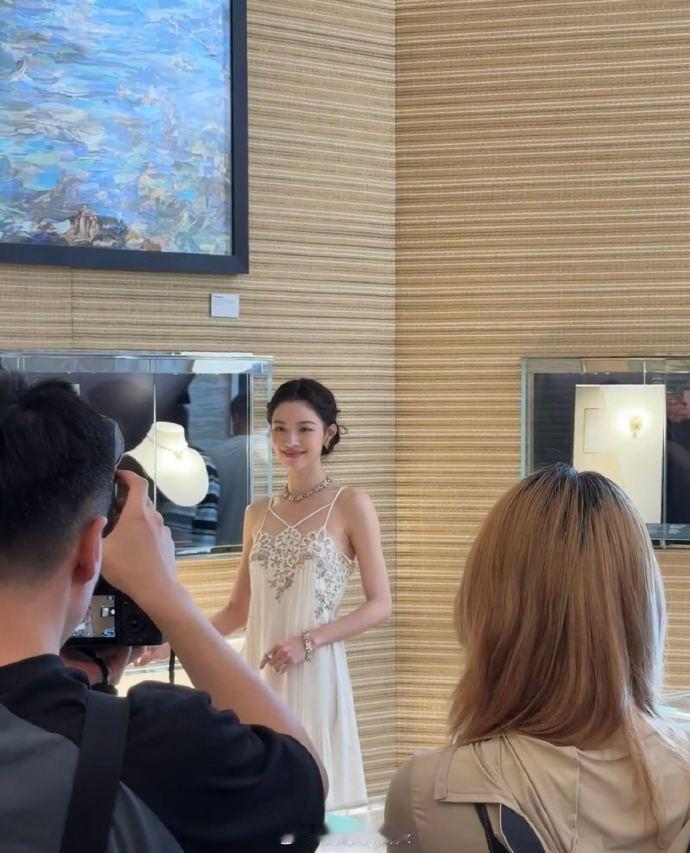 钟楚曦被光镀了的神女看她一眼直接降温十度，这美貌是真实存在的吗？太不科学了​