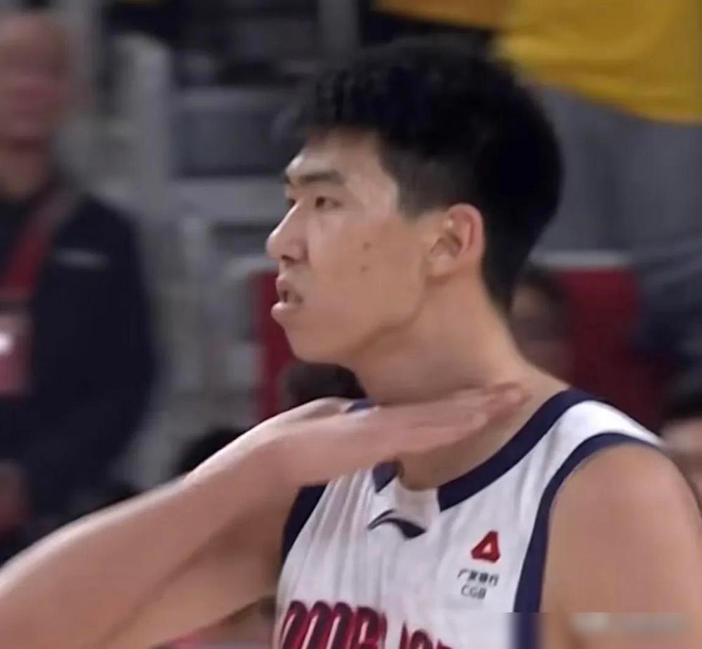 谁敢相信，之前几个赛季一直垂头丧气的徐昕，竟然能做出“割喉杀”的动作？徐昕在