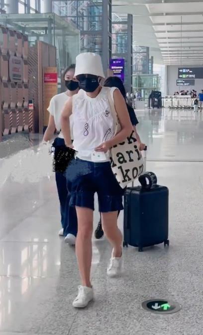 今天马伊琍和两个女儿一起现身机场，三位这是度假归来了，她这回搭配的也很显年轻，气