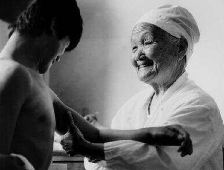 1956年的一天，邓颖超扭伤了腰，躺在床上不能动，多日治疗并不见效，周总理提议，