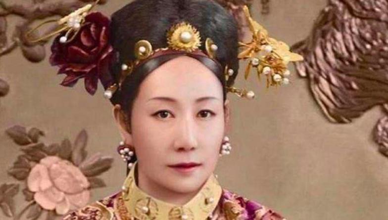 清朝，同治去世期间，慈禧邀请亲妹婉贞去宫里看戏，没想到婉贞全程闭着眼，慈禧询问其