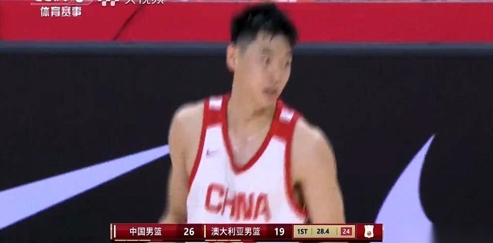 那场打澳大利亚的热身赛，第一节刚打完，比分26比19。但数字没意思，有意思的是