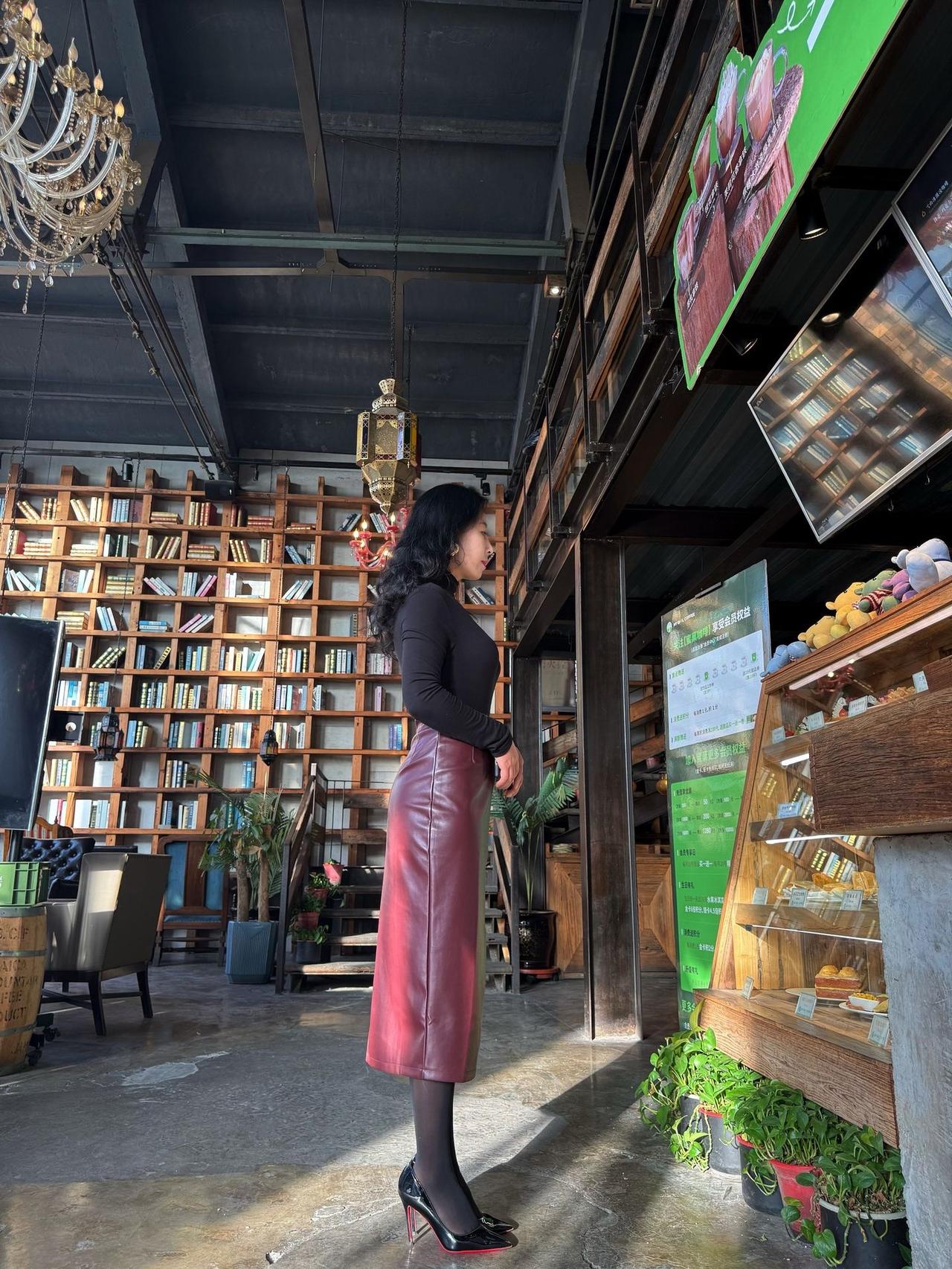 在充满书香与艺术气息的复古书店中漫步，感受时光的静谧与美好。