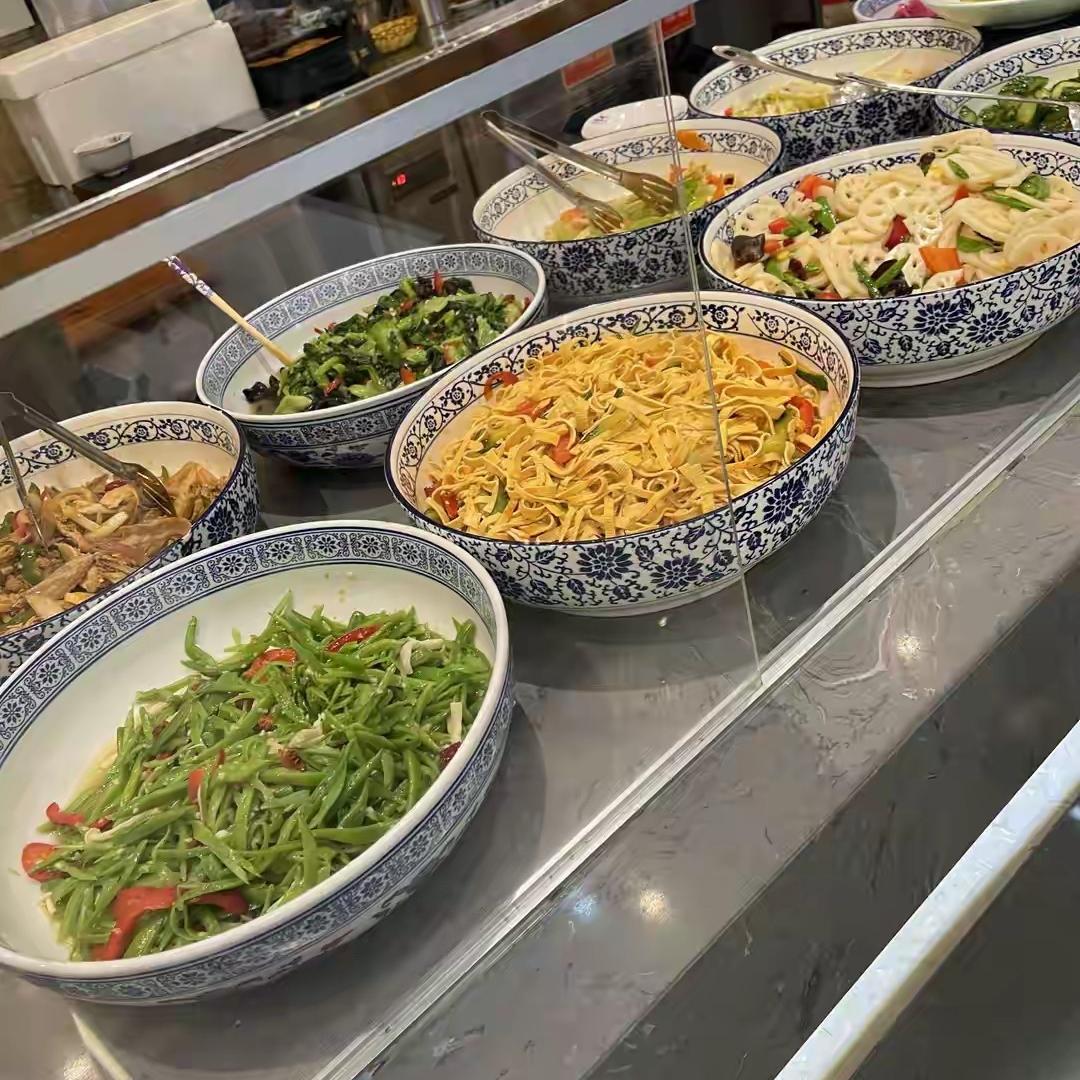 广东广州，一知名男演员，在机场候机时去面馆吃面，他端着一碗面去加点葱花，被服务员