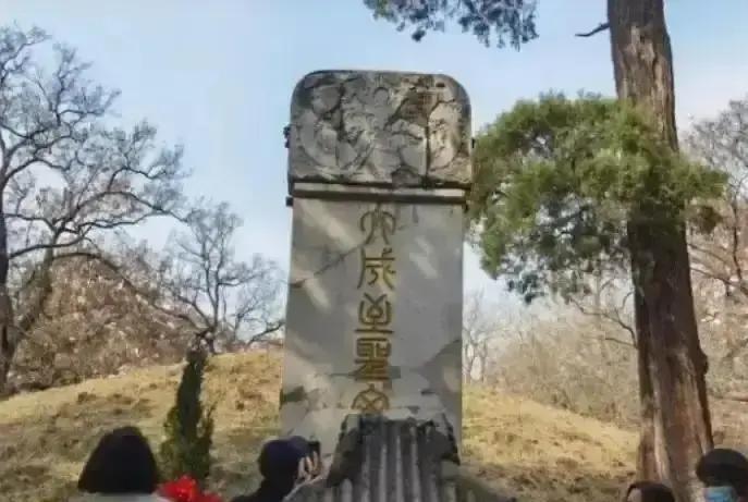 1966年11月，孔子墓被炸开。谭厚兰等人带队“讨孔”，墓碑被砸，封土被平。