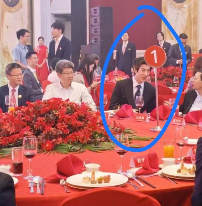 终于知道为什么王力宏能坐1号主桌。不是因为他是娱乐圈的身份高，也不是因为他个