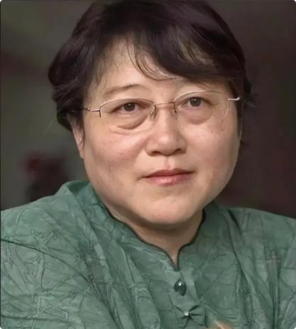性学专家李银河说：“男人小便，对着墙；女人小便，靠着墙；男人最怕前面不安全；女人
