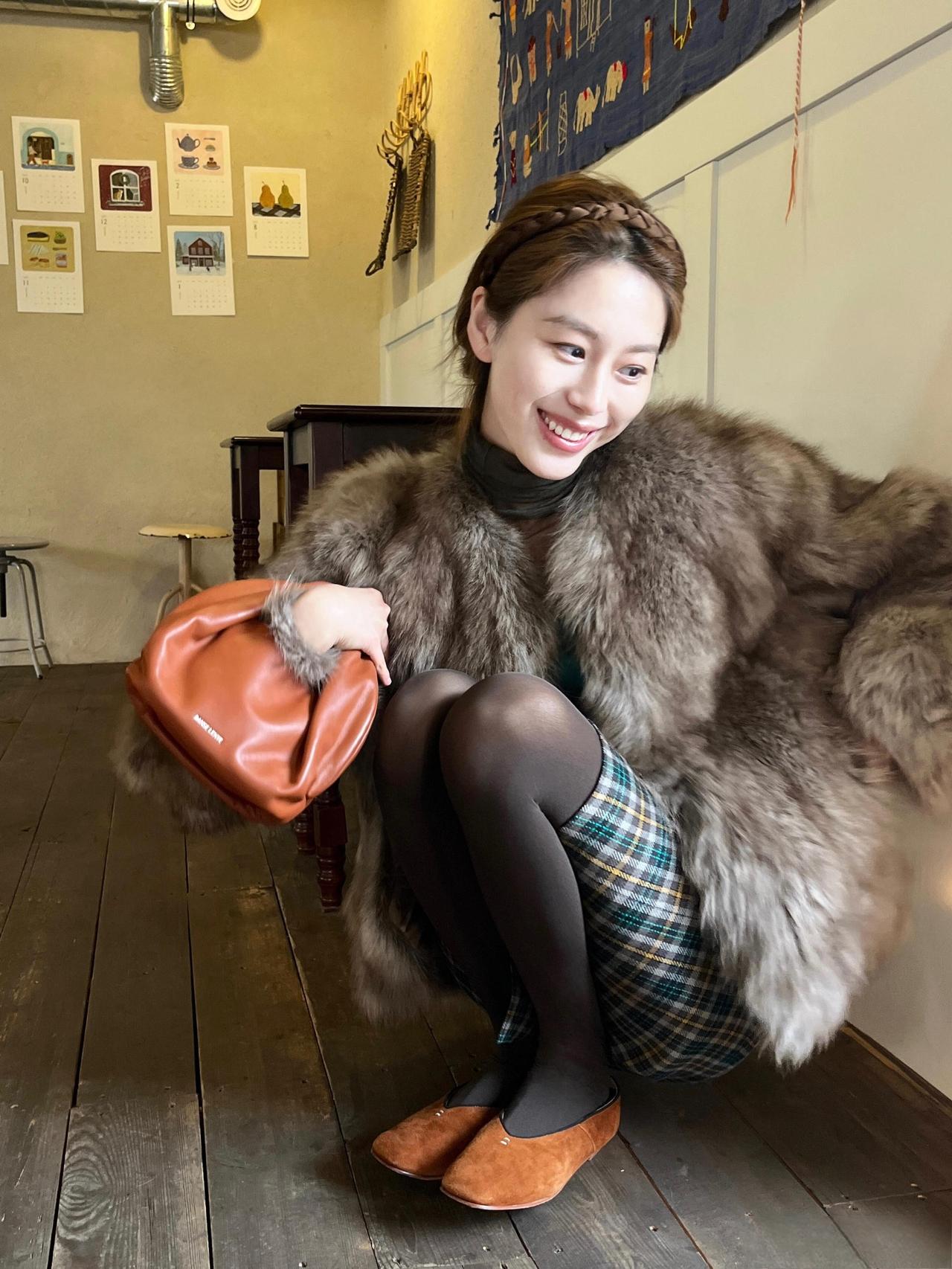 这套穿搭是复古贵气的毛绒+格纹冬日优雅风，把奢华质感和复古文艺感融合得很高级。浅