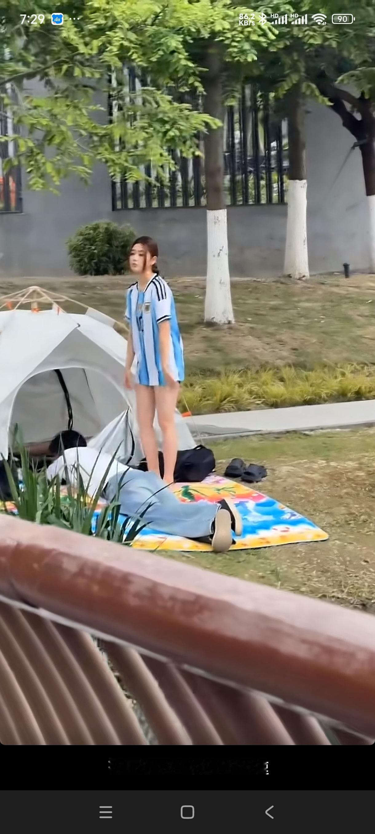 还是钓鱼佬会享受啊。钓鱼累了还可以看球赛，还让阿根廷十号给踩背，这太享受了