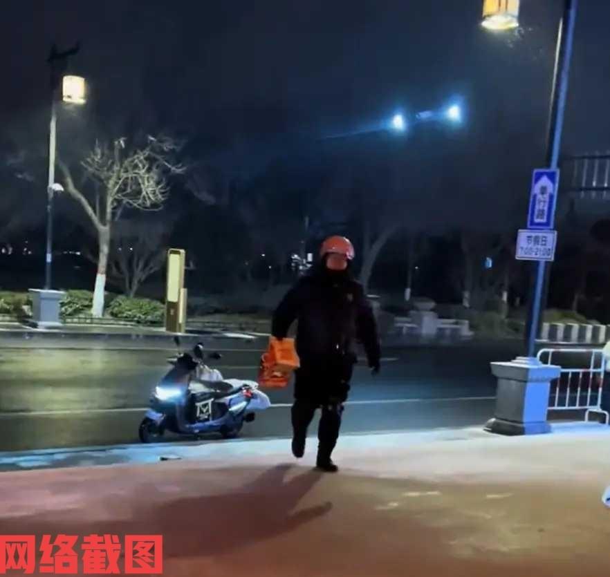 河南有女子和朋友在跨年夜点了外卖。本来女子与朋友们准备是一边跨年一边吃美食，