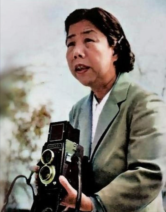 1927年4月，邓颖超在广州产下一子，由于这个孩子生下来体重太大，超过了正常标准