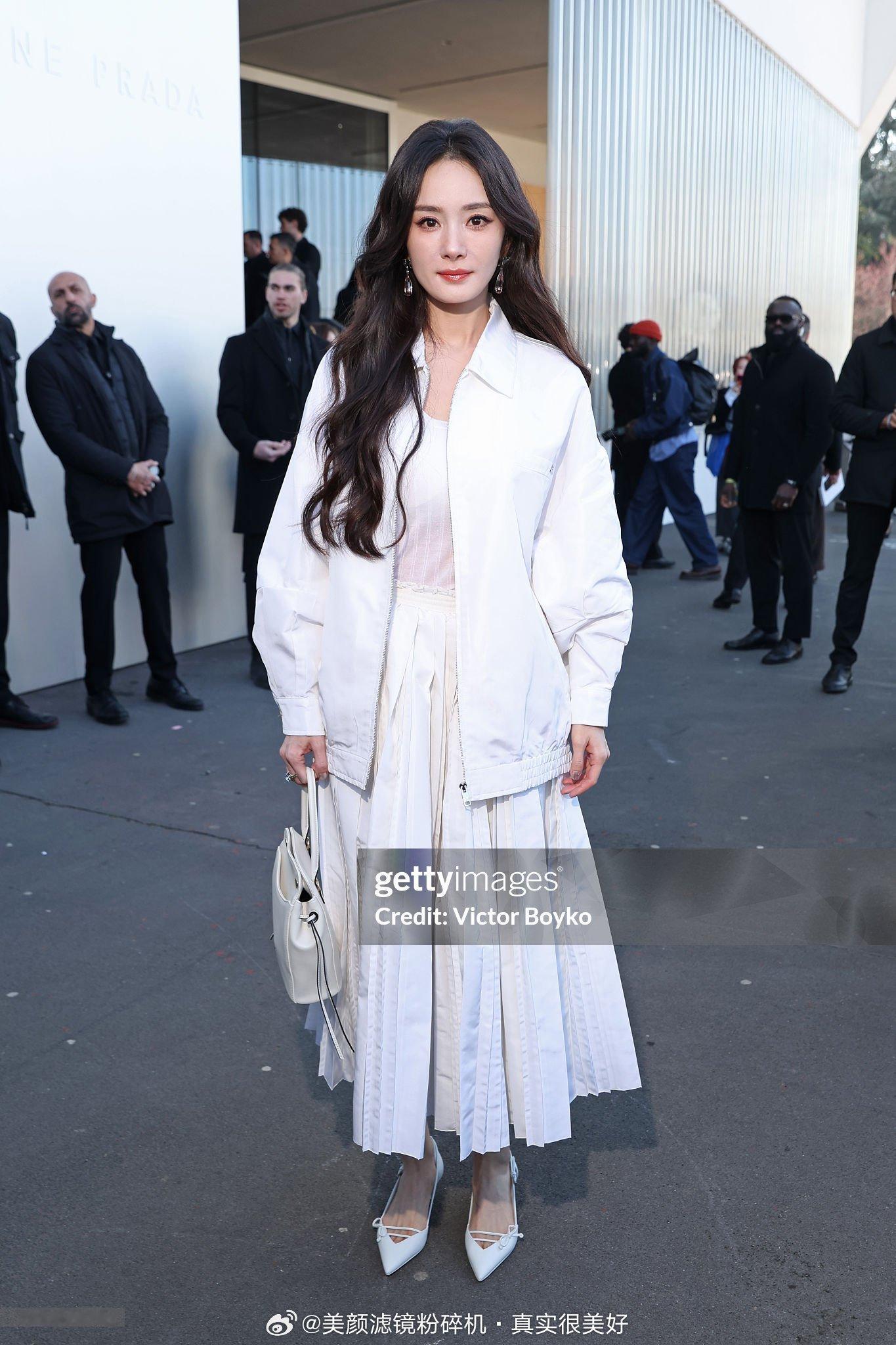 杨幂Prada顶级待遇杨幂Prada活动生图和精修没啥区别啊