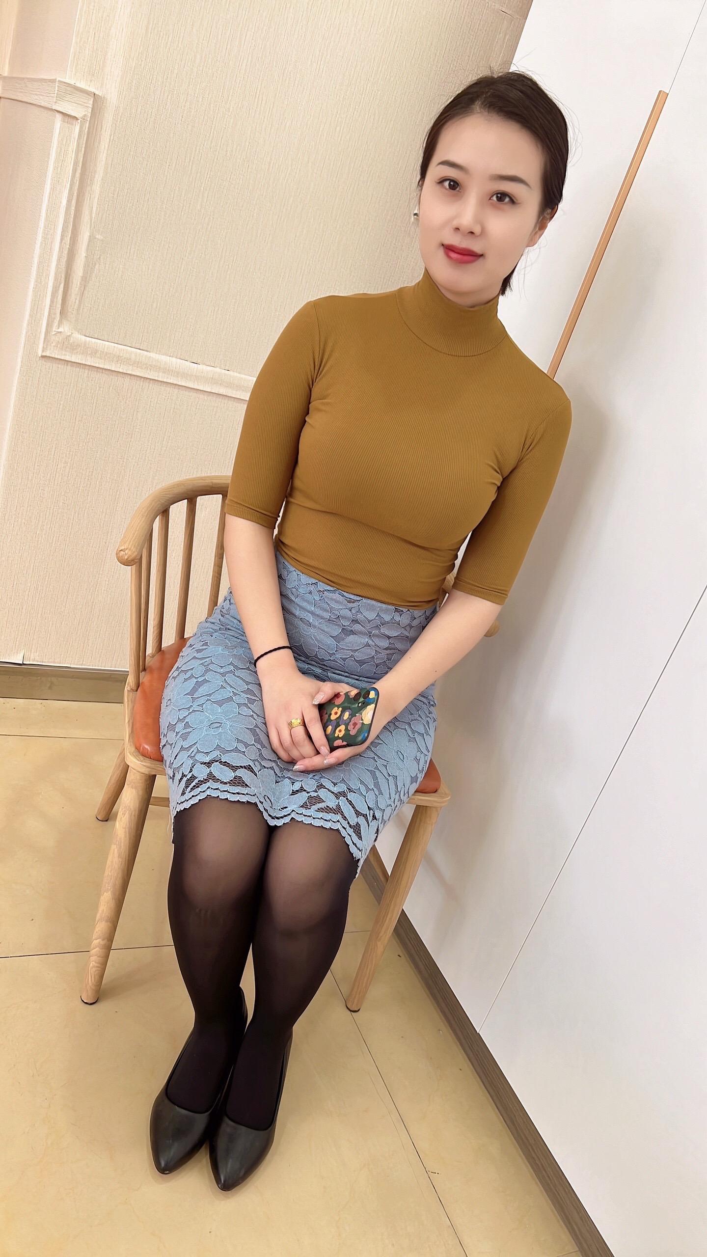 成熟的美 梨形身材 梨形身材穿搭 紧身牛仔裤高腰提臀女 优雅知性