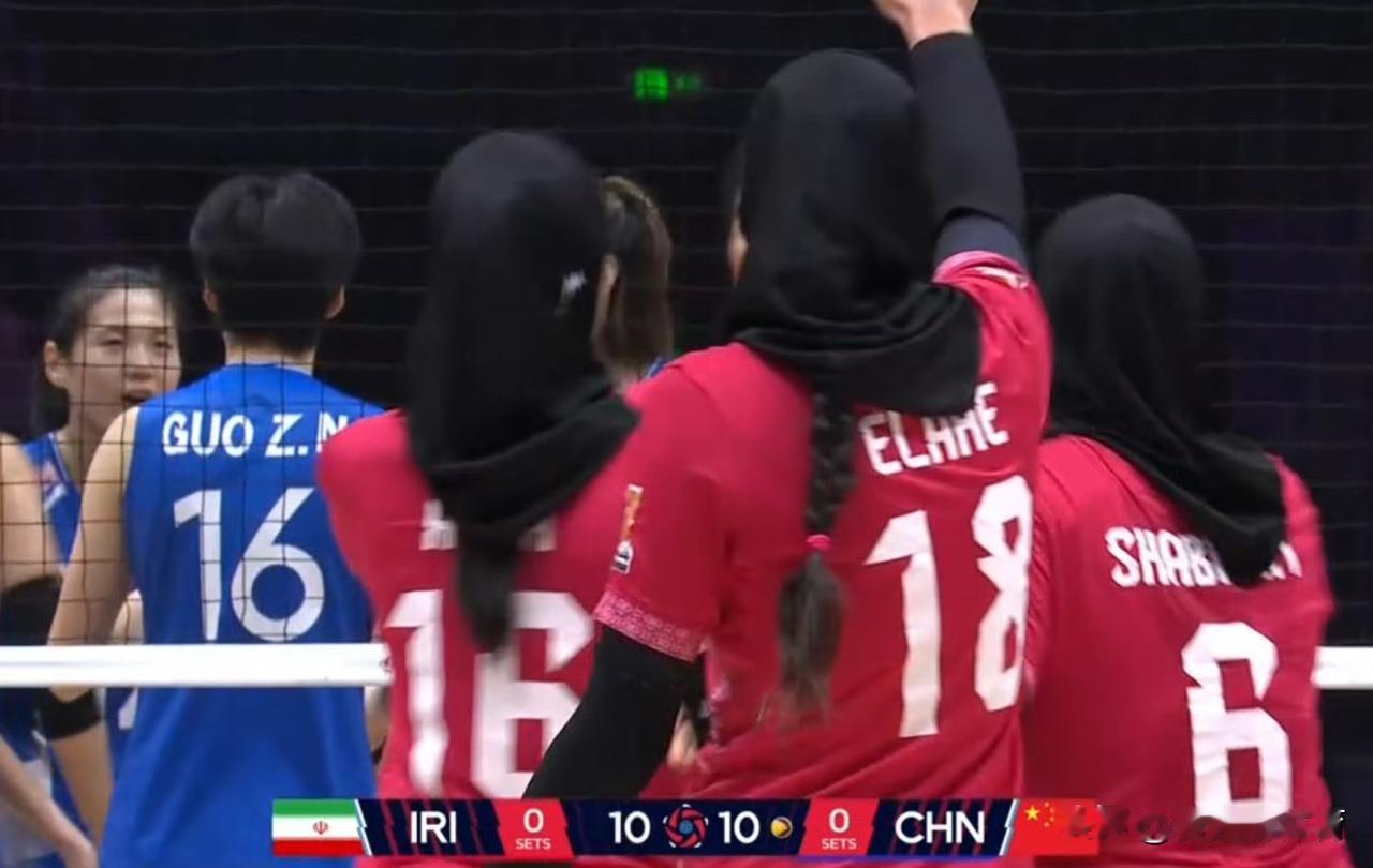 中国女排打伊朗女排也这么费劲啊！第一局艰难赢了伊朗女排，幸好关键分有吴梦洁和庄宇