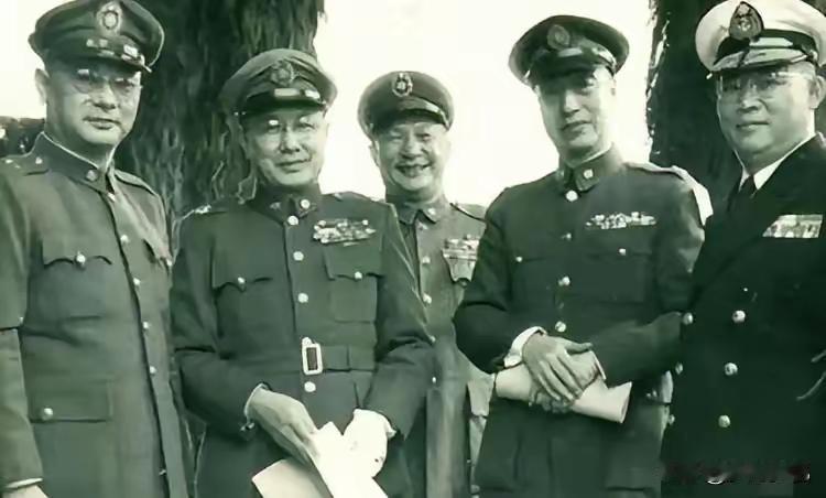 粟裕打了一辈子仗，说国军有三个人最难对付，薛岳张灵甫都排不上号，有一个让他连吃三