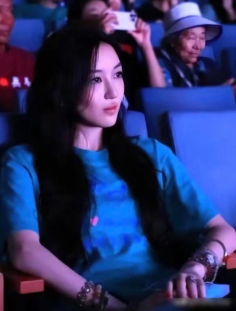 在满地英美口音的名媛预备役里，李嫣这一句“我来自河南”简直是身份认同的降维打击。