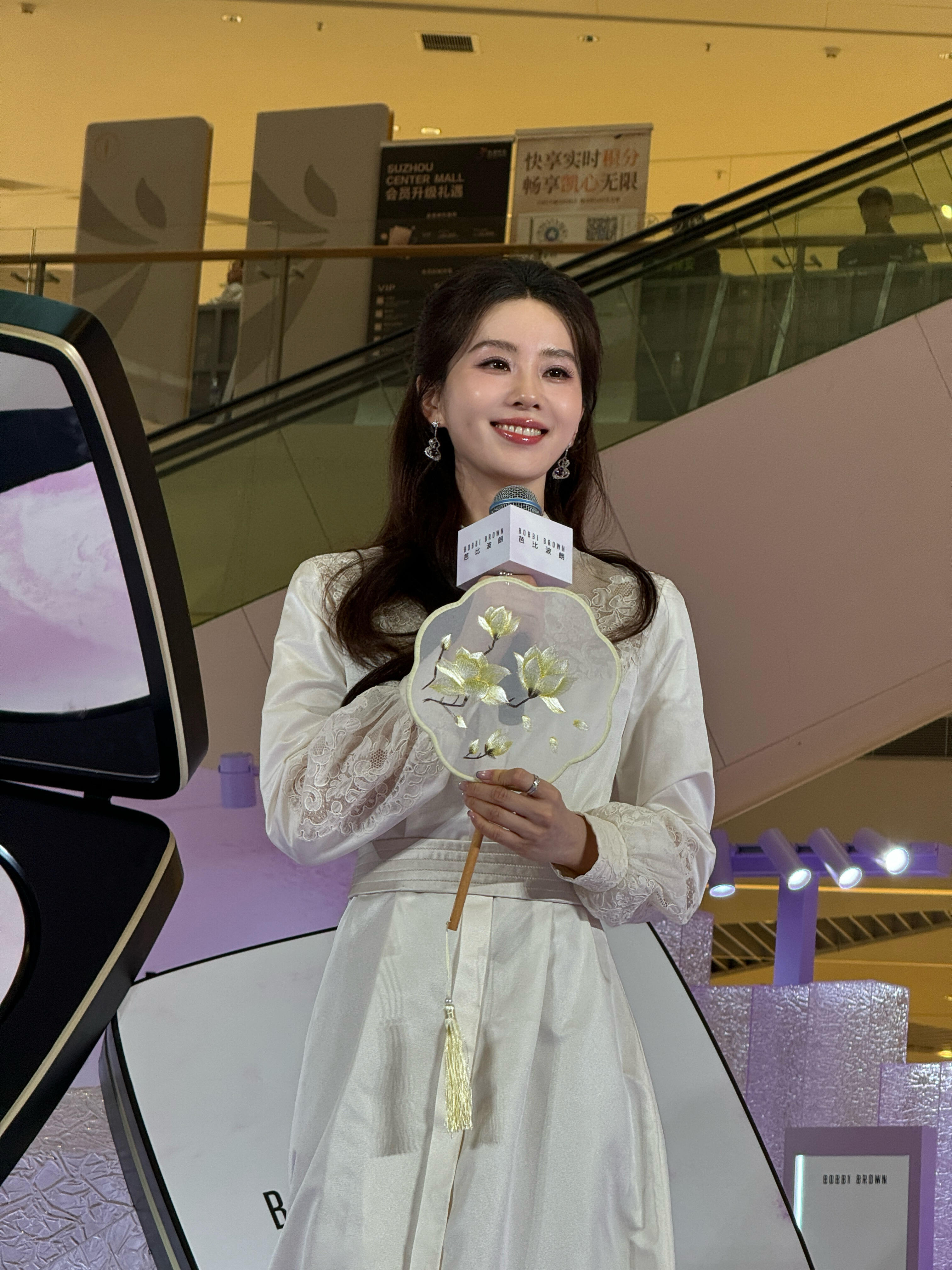 越素净越美的诗诗女神🥰🥰🥰所有人都来欣赏！！！刘诗诗纯白刺绣长裙