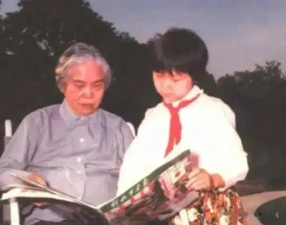 1984年，贺子珍带外孙女一起看画报的老照片。贺子珍同志和毛泽东主席共有6个孩子