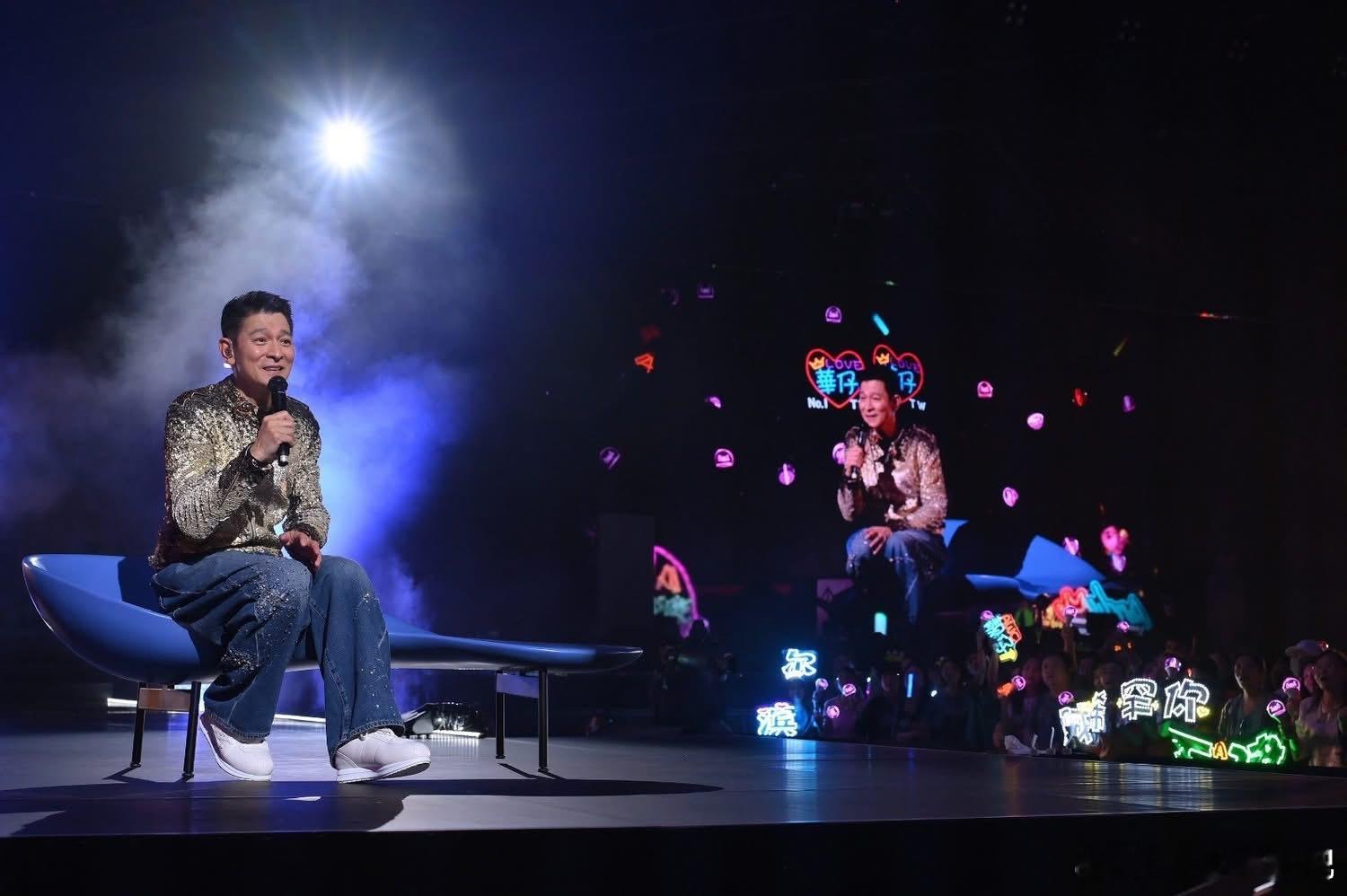 关之琳和李嘉欣现身刘德华演唱会，两大美人罕有同场。​​​