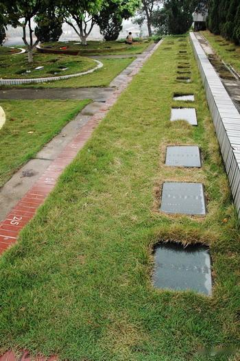 一位火葬场工作人员说：“人死后，一是要火化，二是火化后，不要领骨灰，让火葬厂处理