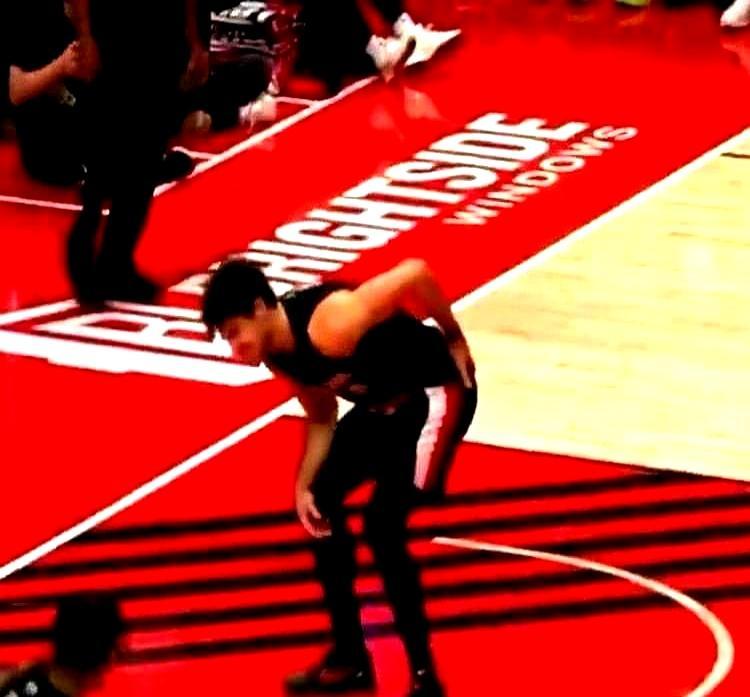 利拉德跟腱断了，35岁，拿3年4200万回波特兰养老，还带免交易条款。不上场，就