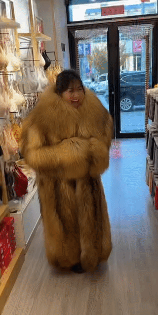女子因为冬天实在是太怕冷？特意在网上买了一款加大、加厚、加密的女式貂皮大衣？