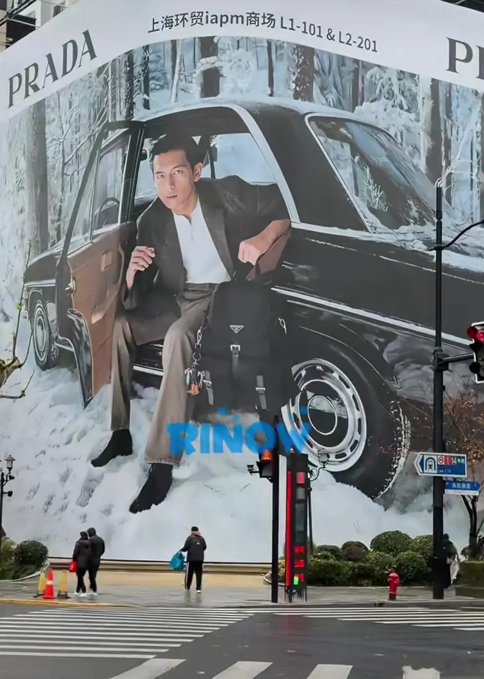 吓了一大跳，看到最熟悉的陌生人，好大一个李现Prada地广