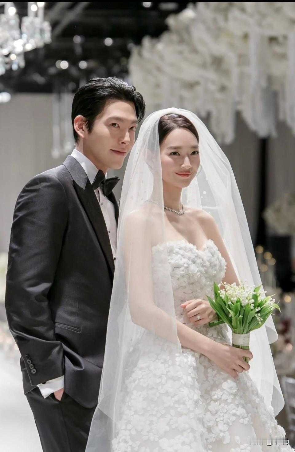 金宇彬申敏儿结婚照公开，好幸福！天哪两个人这个眉眼立体度顶光打下来好标准的