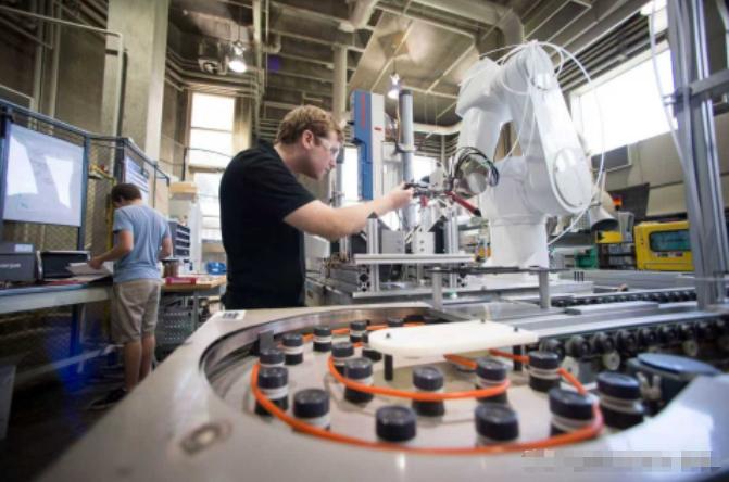 中国这招阳谋确实高明，变相帮着西方发达国家去工业化。没错，就是“帮”，中国凭借强